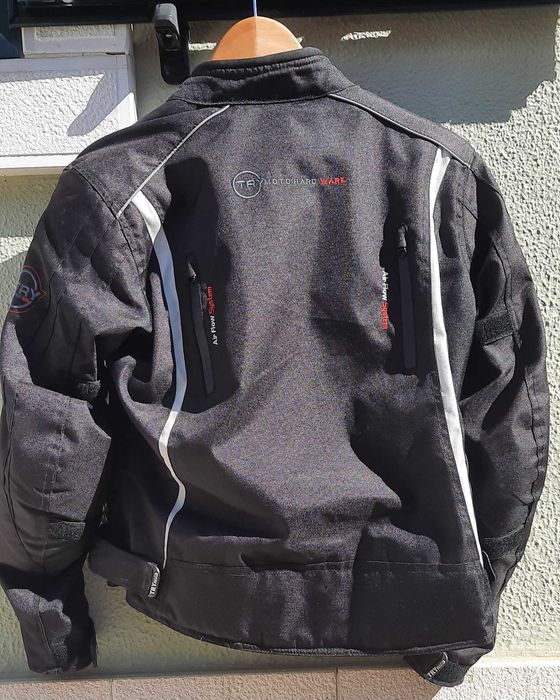 Capacete e casaco motard