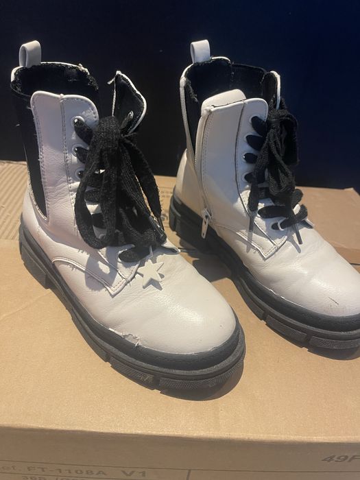 Botas brancas menina