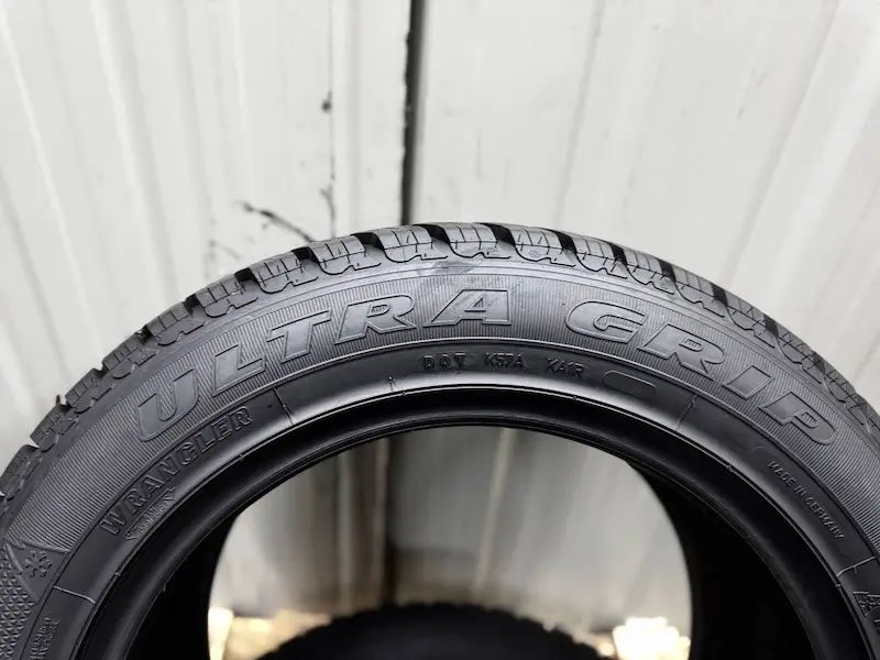 Шини бу 235 55 R17 Goodyear UltraGrip Wrangler