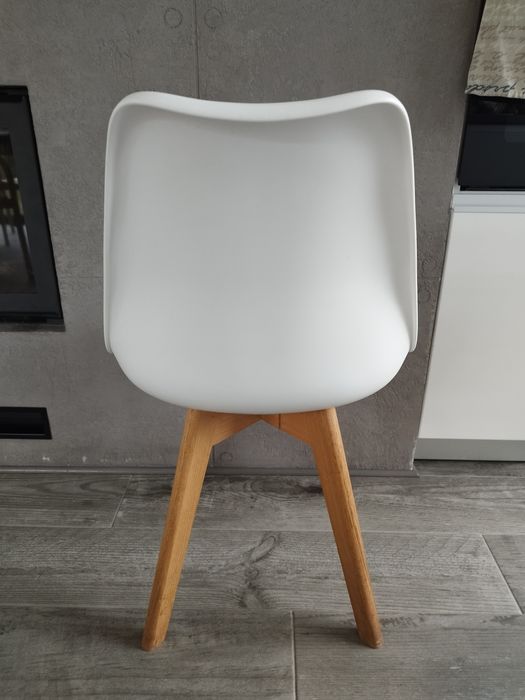 Krzesła 8 sztuk stan dobry.