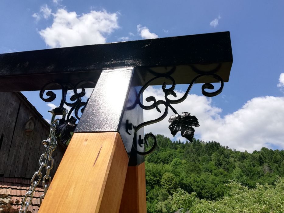 Huśtawka drewniana z elementami kutymi