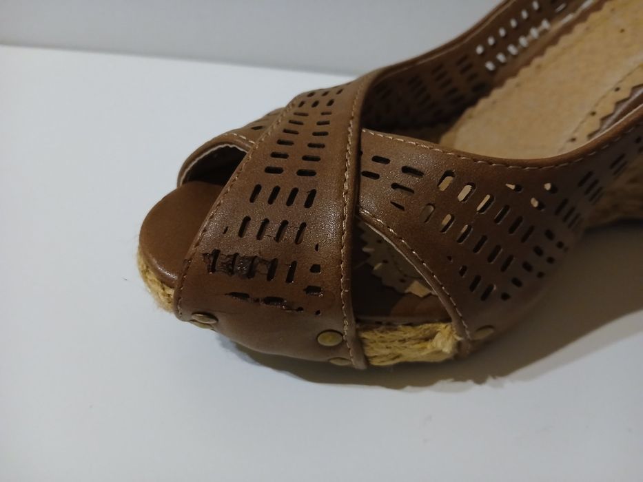 Sapato castanho aberto e com cunha