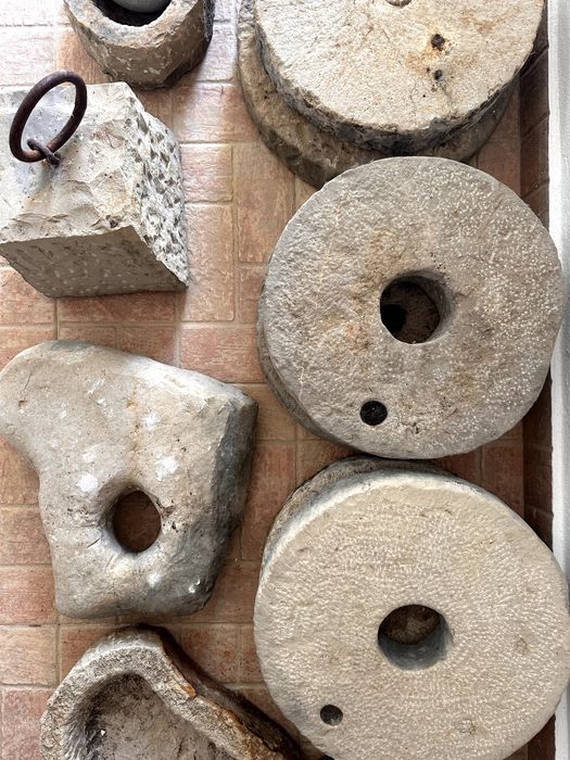 Lote de peças de pedra: 4 mós duplas + 2 pias +  2 pedras de amarração