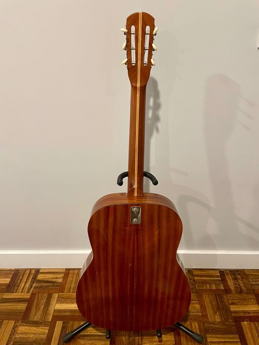 Guitarra acústica italiana