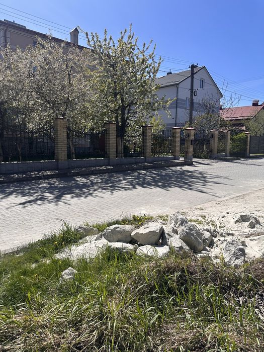 Сокільники ділянка вул Княгині Ольги обжита вулиця по бруківці заїзд