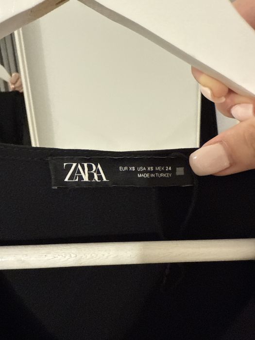 Чорна сукня Zara з об’ємними рукавами XS