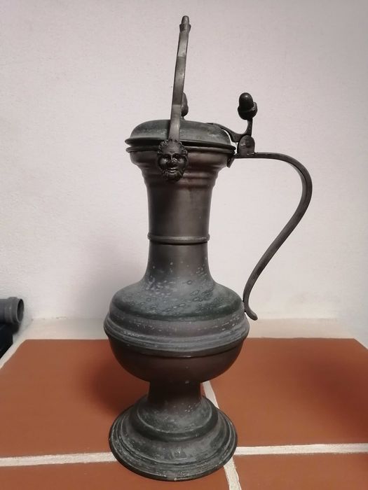 Jarro de decoração em estanho