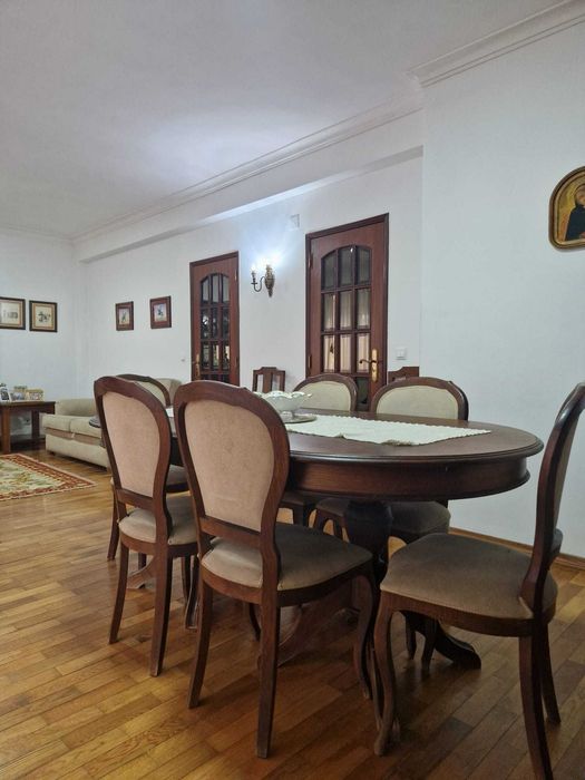 Conjunto de mesa de sala de jantar com seis cadeiras em tecido