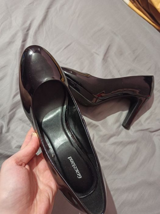 Lakierowane czółenka na obcasie 39