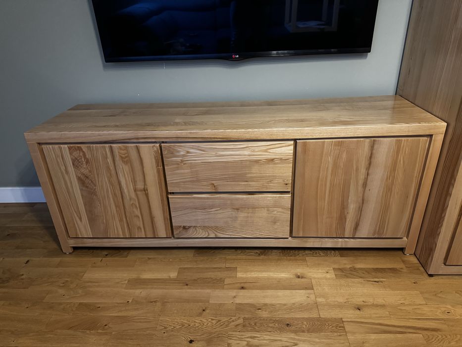 Szafka RTV z litego jesionu – styl kolonialny – indywidualny projekt