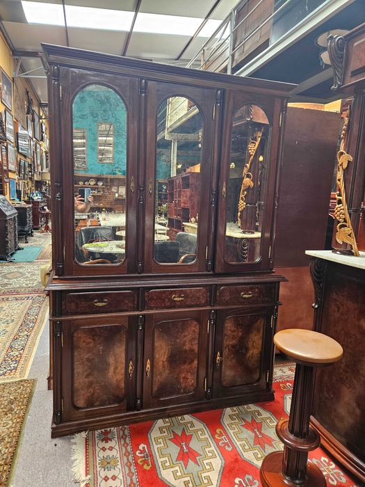 Livreiro em madeira com portas espelhadas - Bom esta