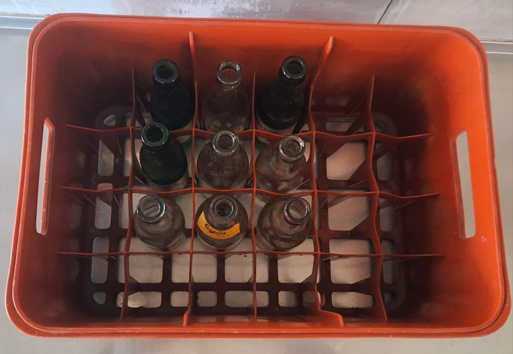 Garrafas vazias e grade, antigas de coleção