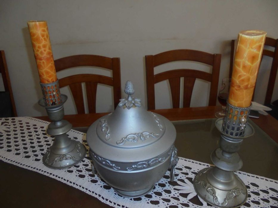 terrina melalica de decoração com 2 candelabros  e napron em renda