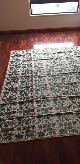 Vendo colcha com padrão de flores em verde e dourado