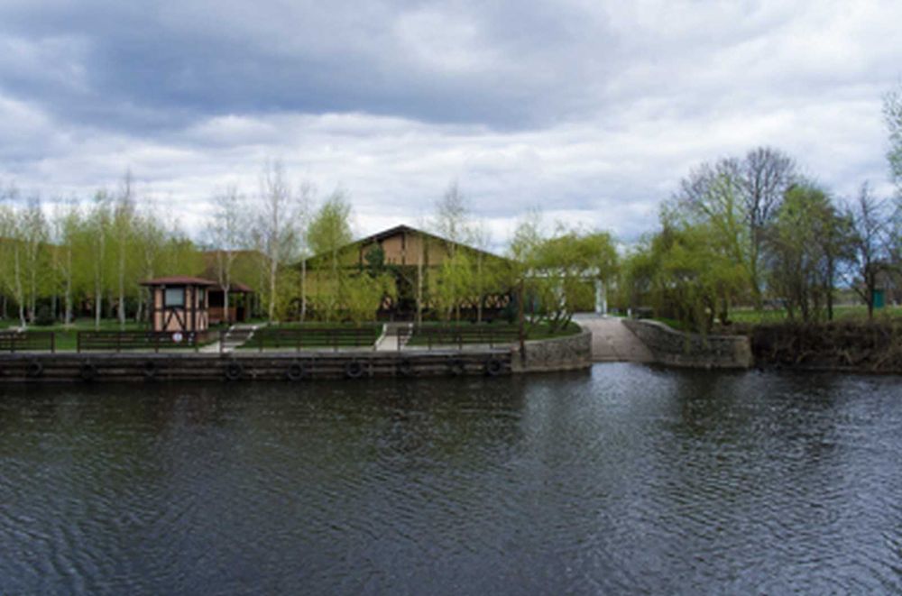 Продається півострів 1.5 га під бази ,готелі,яхтклуби,вихід на Дніпро