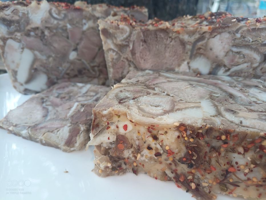 Ушки заливные,сальтисон с чесноком.