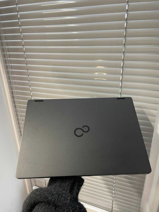 Fujitsu LifeBook U7311: тонкий, легкий, з LTE/4G для роботи у дорозі