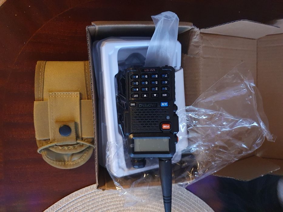 Krótkofalówka Baofeng UV5R plus pokrowiec taktyczny.
