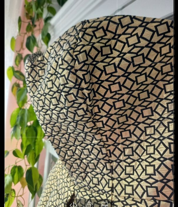 Rozkloszowana złota sukienka S Vinci