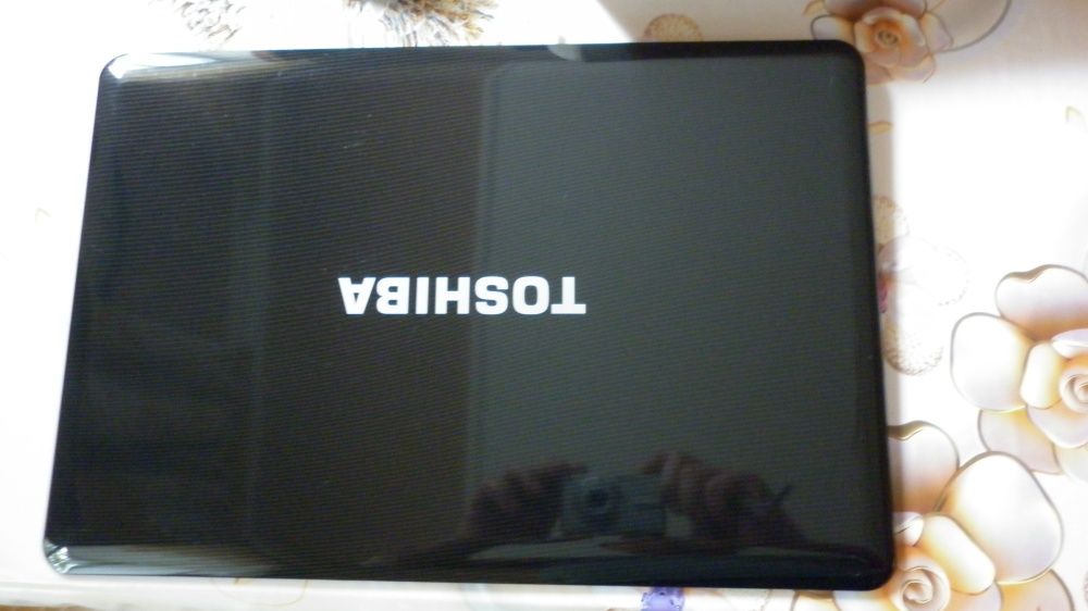 Крышка корпуса Toshiba 505,500 ( матрицы, тачпада , верхняя )