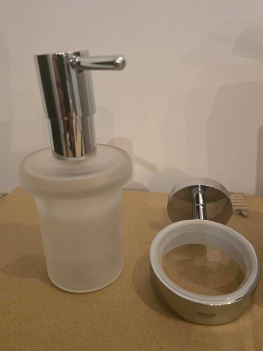 ścienny dozownik do mydła z uchwytem z serii GROHE Essentials