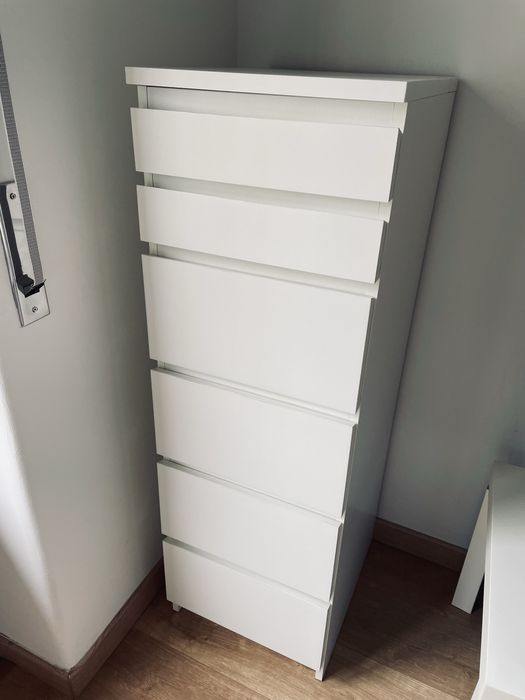 Cómoda com 6 gavetas e espelho.