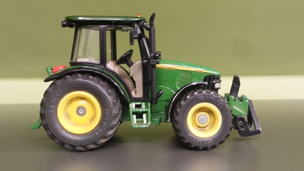 Siku traktor John Deere 1 32