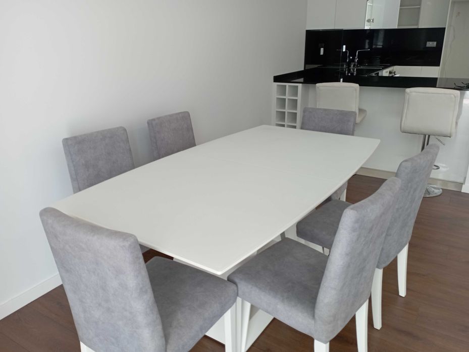 Vendo Mesa de sala e cadeiras