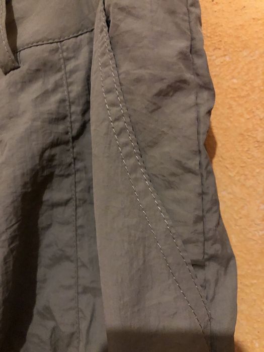 Calças largas com bolsos esverdeadas