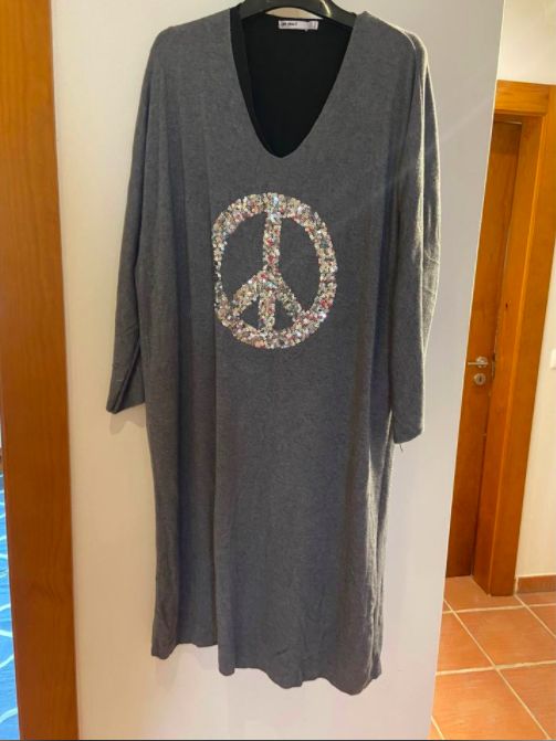 Vestido comprido com aplicação com o símbolo da paz