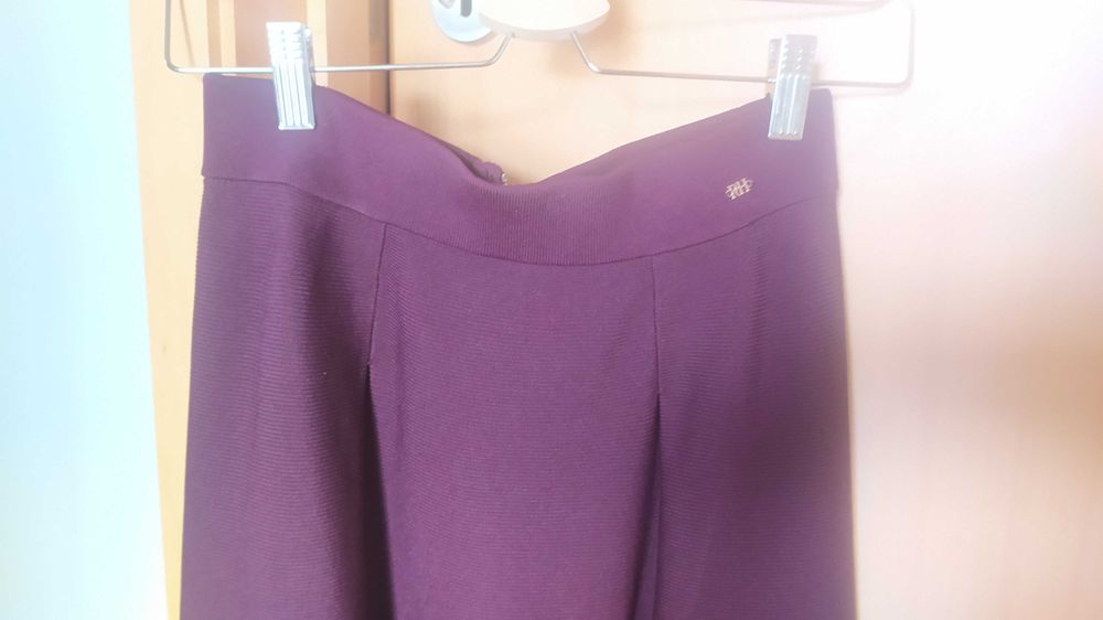 Saia Midi  ligeiramente acima do joelho