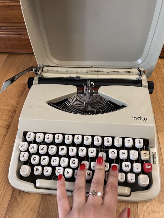 Máquina de escrever INDUS