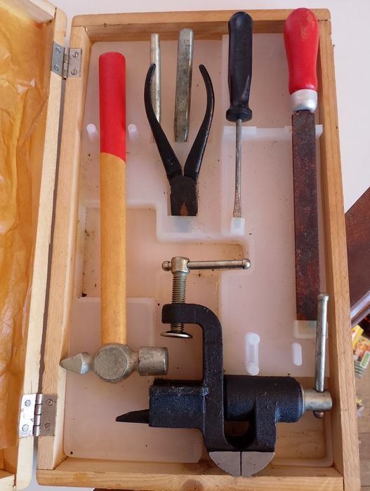 Zabytkowy zestaw narzędzi dla majsterkowicza  CCCP z PRL-u.