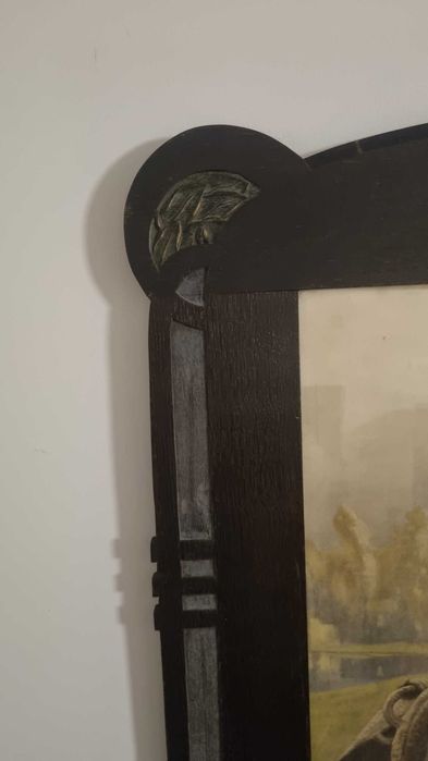 Rama secesyjna dwie kobiety przed secesyjną fontanną Chromolitografia