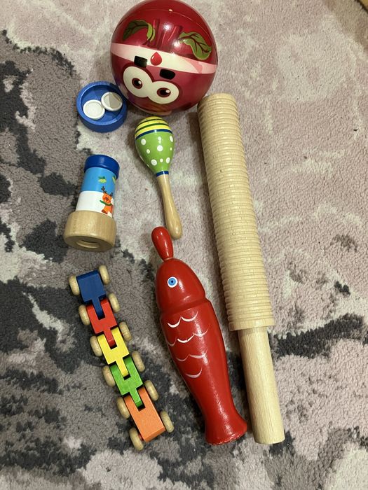 Drewniane instrumenty, zabawki, piłka zmyłka