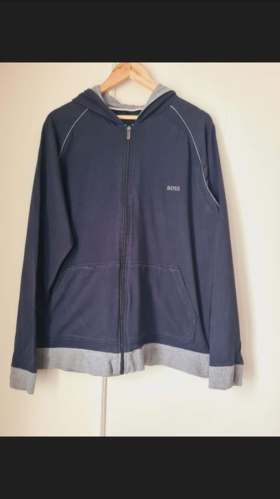 Granatowa bluza z kapturem marki Boss