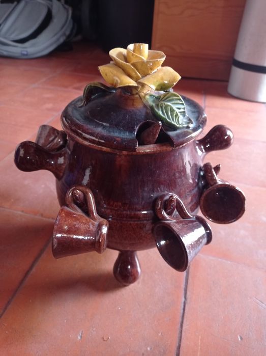 Pote com pequenos copos.