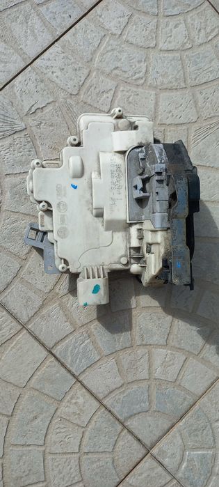 AUDI A4 B8/Seat/Skoda/Etc - Fechadura Frente Esquerda 8J2.837015A