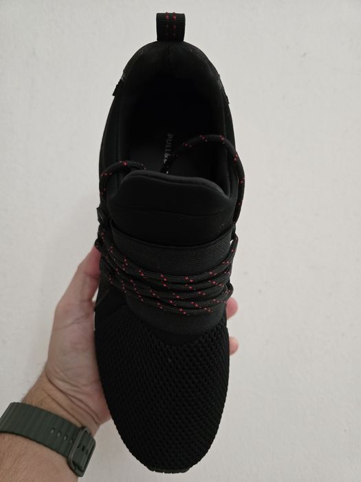 Sapatilhas pretas tamanho 41 cordões com riscas vermelhas