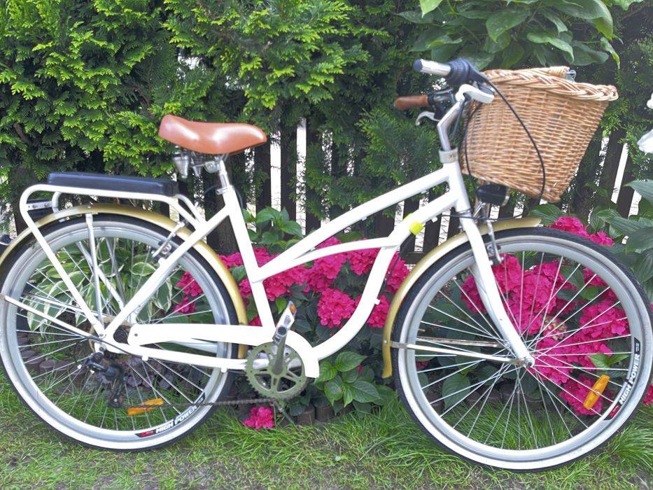 Rower miejski biały z koszem wiklinowym