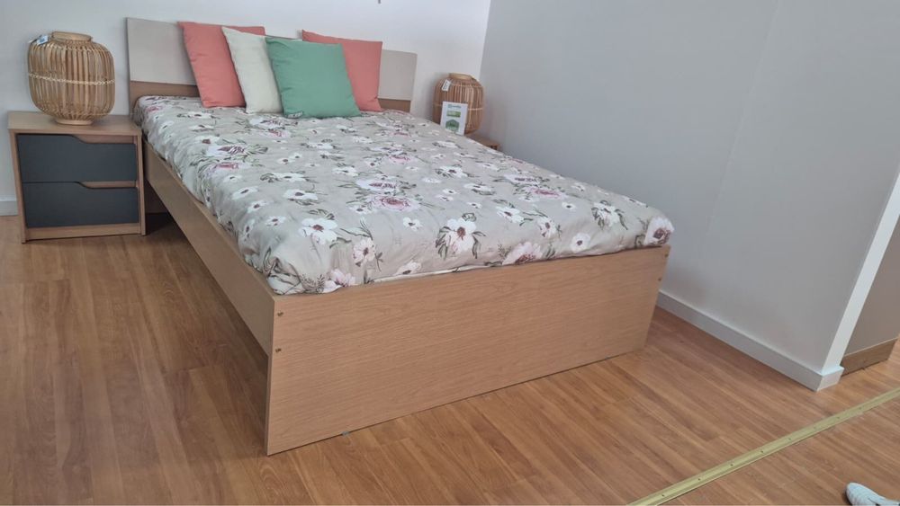 Vendo Cama (com estrado) +Colchão Novos