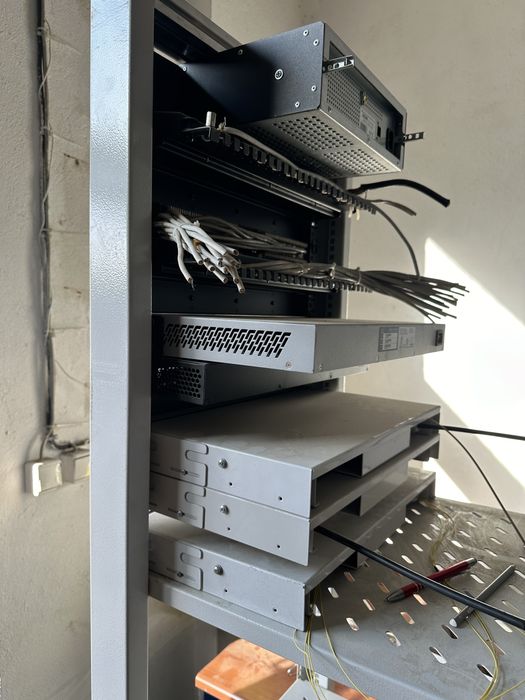 Regał + switch cisco + zyxel Gs1100 sg200-26 + inne