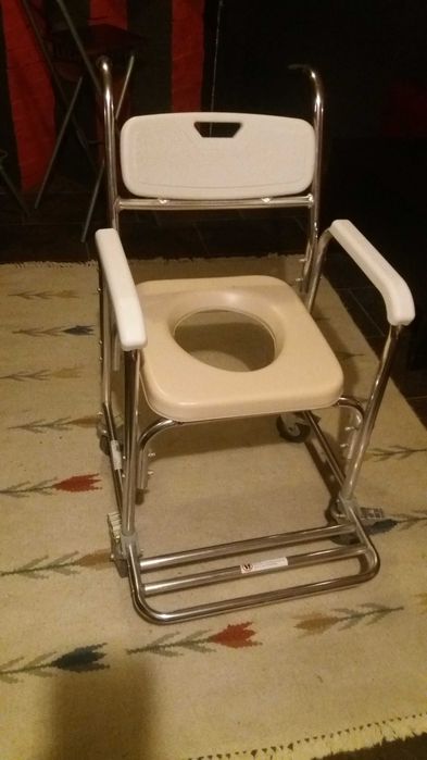 Krzesło toaletowe na kółkach