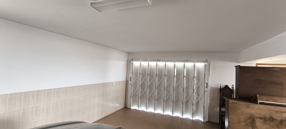 Portão de garagem de fole com abertura dos dois lados