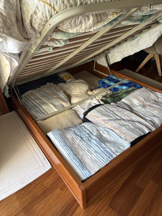 Cama casal 150x190cm, com arrumação