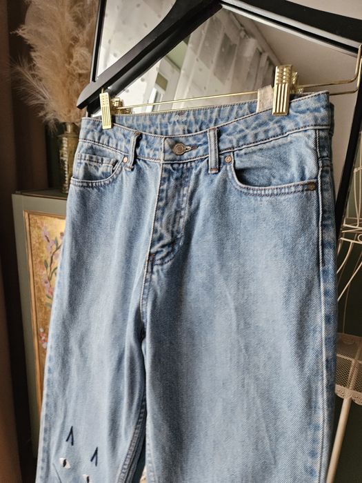 Jeansy Damskie Mom Fit Jasnoniebieskie z Haftem Kotki Rozmiar S