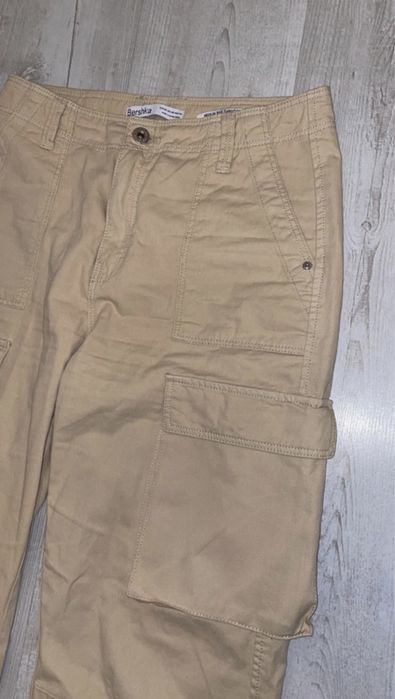 Beżowe spodnie cargo