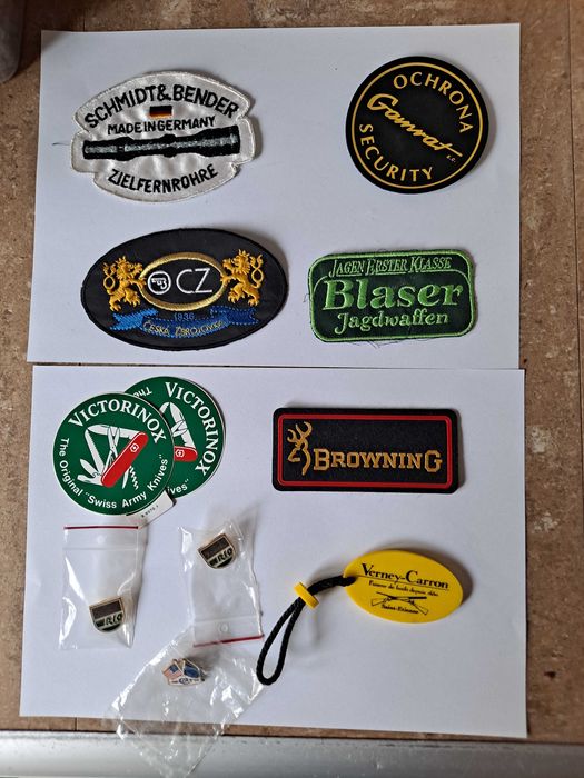 Zestaw odznak, naszywek naklejek: strzelectwo, broń , militaria.