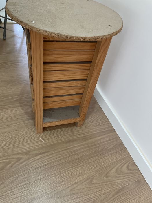 2 mesa de cabeceira em madeira