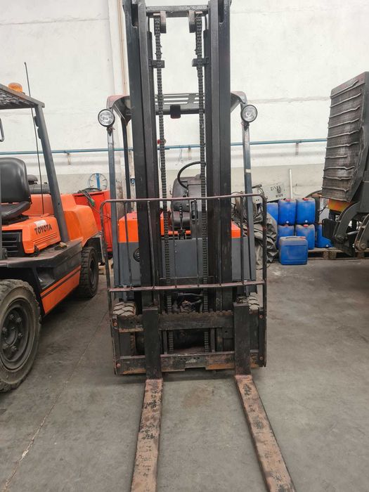 Empilhador Marca Caterpillar 1500kg 4mt altura diesel